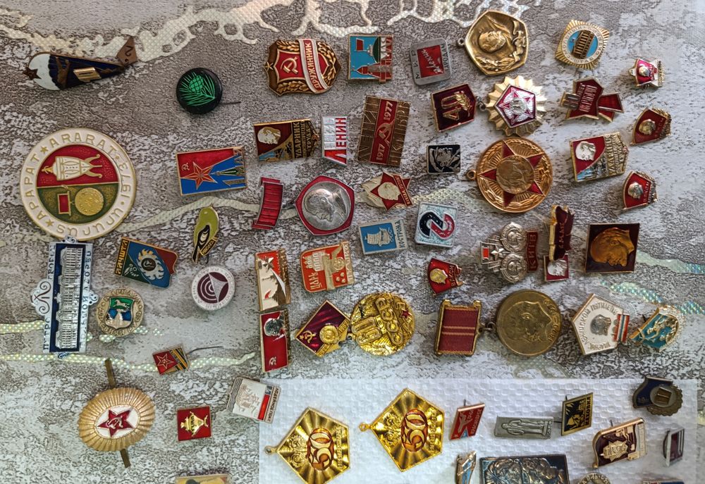 Советские значки и памятные знаки.