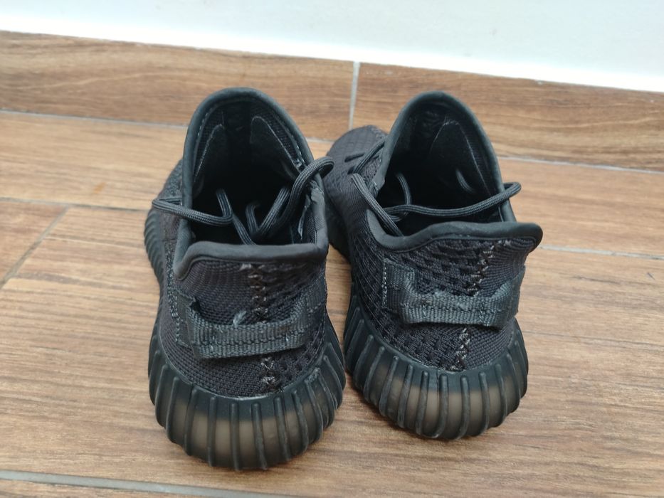 Vând pereche de yeezy.