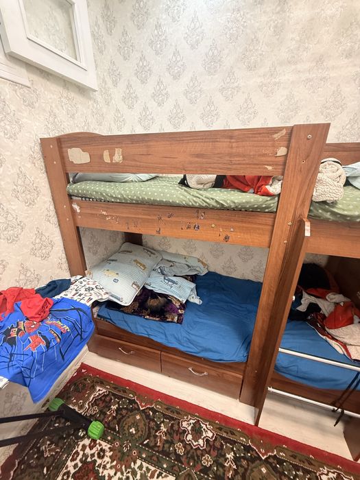 Двухяростная кровать с матрасом