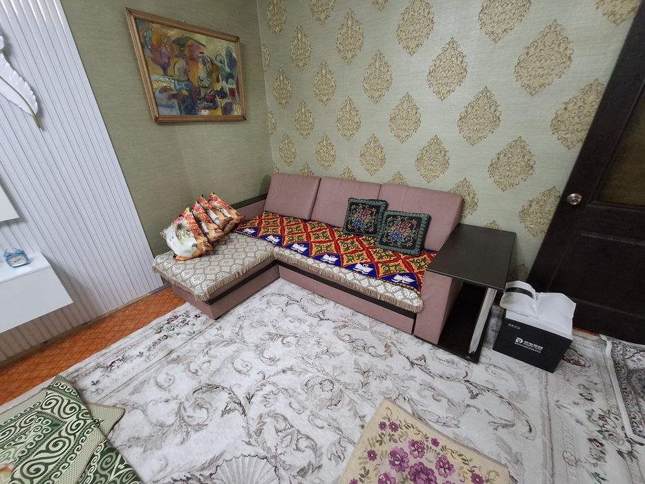 Диван розовый с деревом