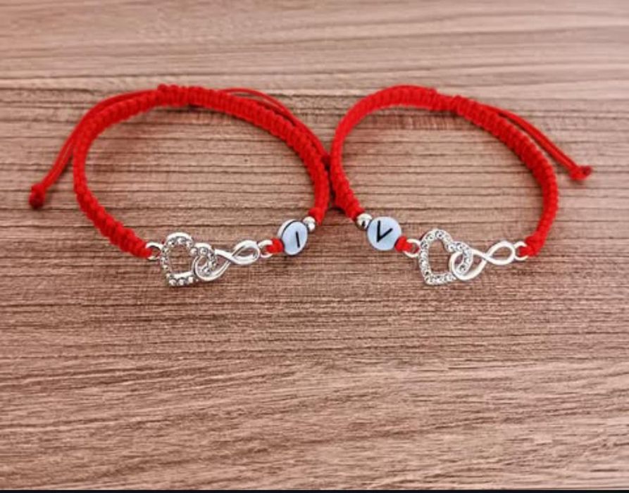 Ръчно изработени гривни и ключодържатели.