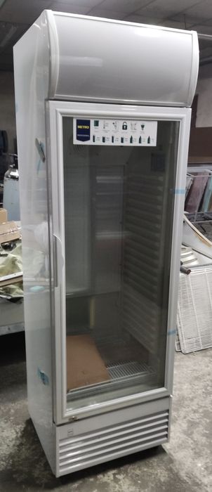 Нова хладилна витрина