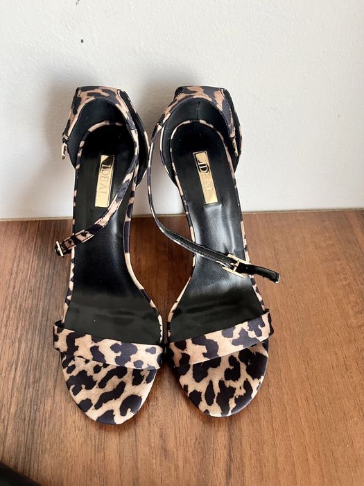 Продам классические босоножки