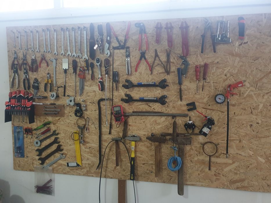 Inchiriez hala cu elevator auto (self-service)