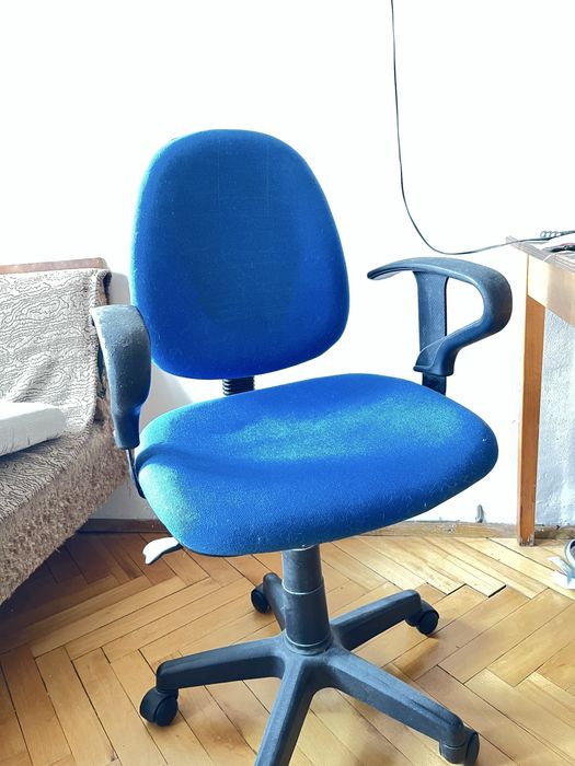 Въртящ се стол син