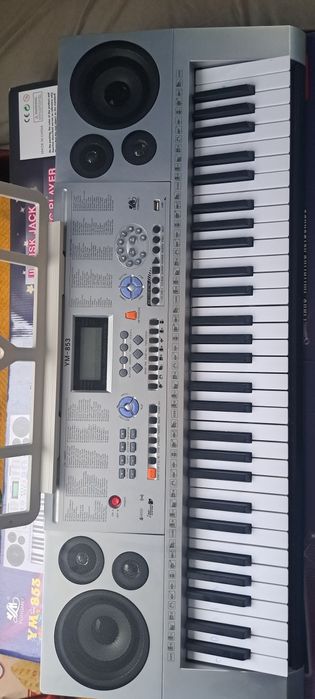 Sintetizator 61 cheie