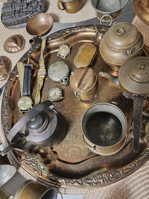 Colectie de obiecte vechi din cupru aduse din Nord