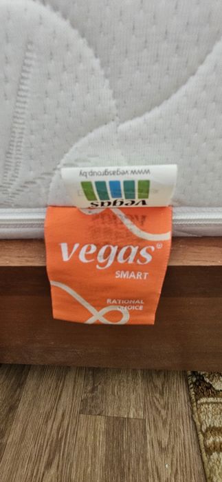 Кровать с матрасом.