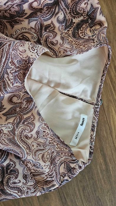 Рокля с ръкави Sinsay