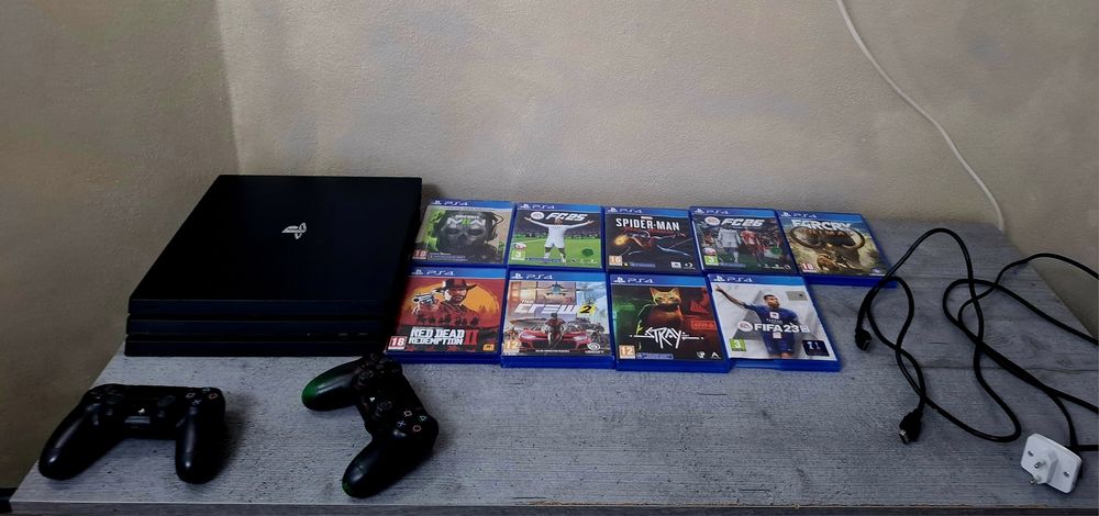 Vând pachet complet PS4 Pro 1TB + 2 Manete + Jocuri + Volan Logitech cu Schimbător
