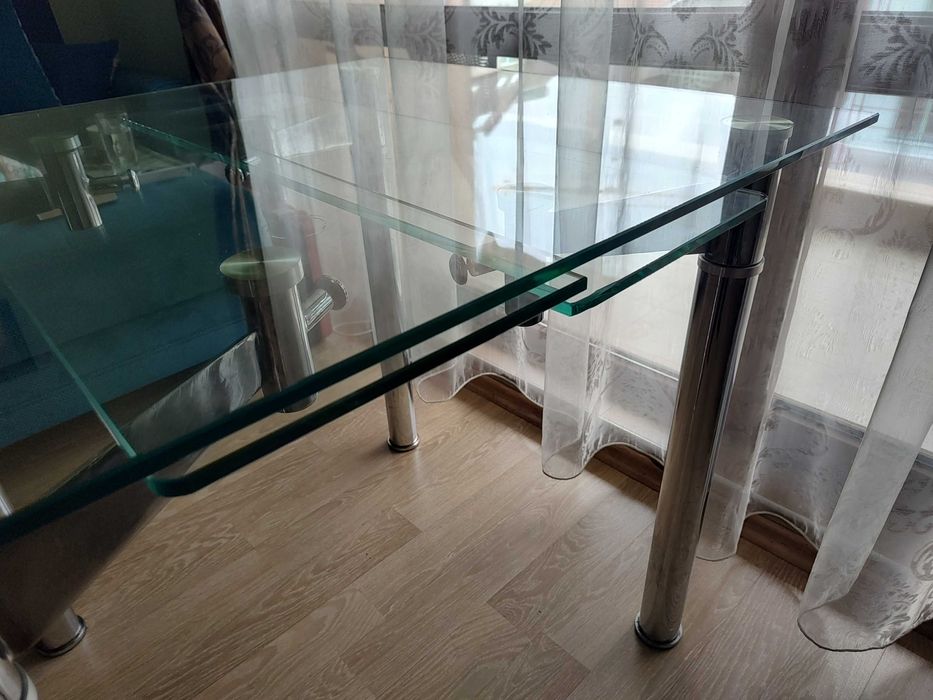 Стъклена трапезна маса