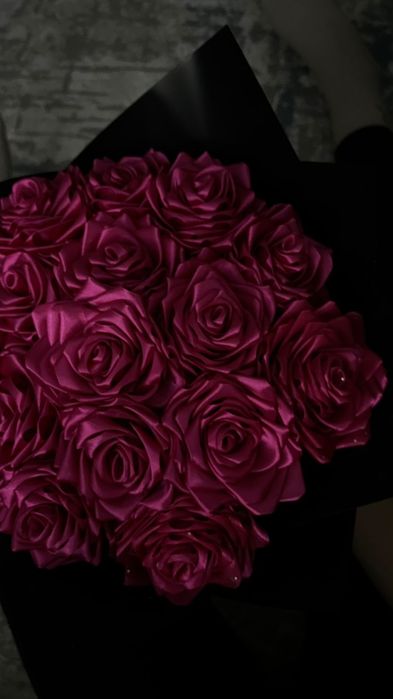 Нежные розы с атласной ленты