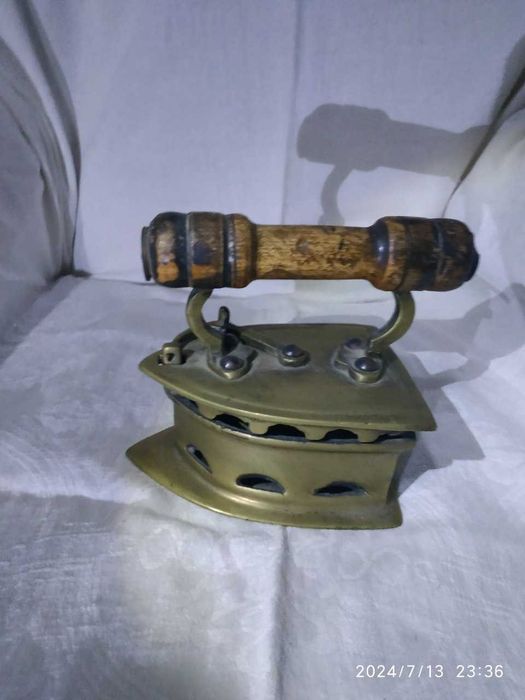 Старинный угольный утюг