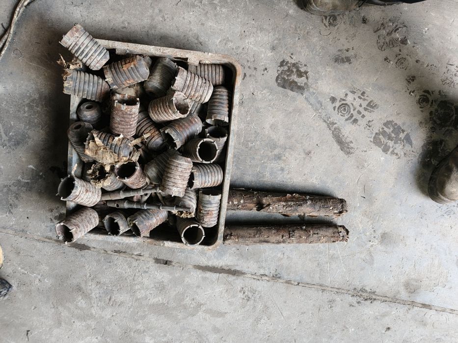 Каронка буравая и каленый палец экскаватора