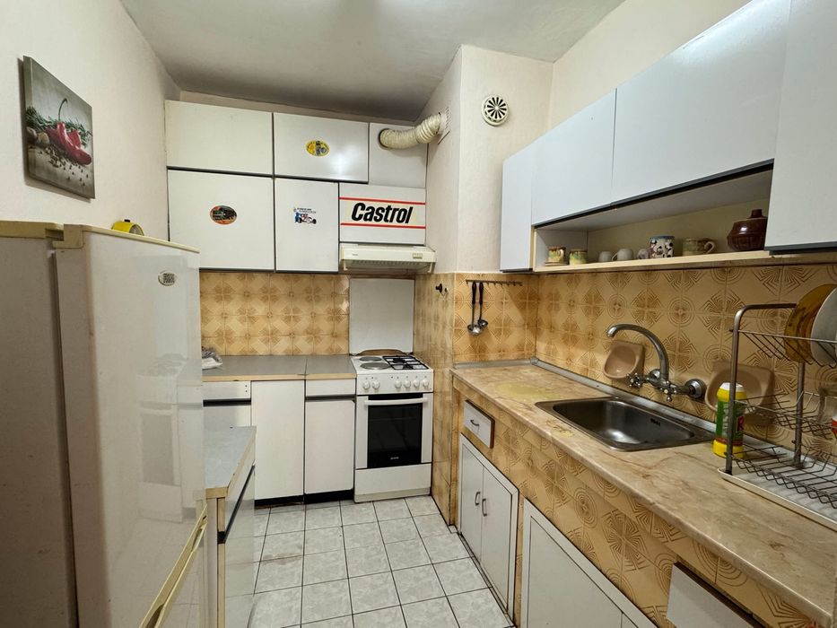 Дава се под наем Четиристаен апартамент в Търговище, Център - 85 кв.м за 204 € - Снимка #1