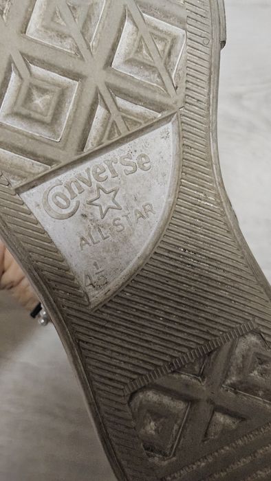 Подарявам носени обувки Converse