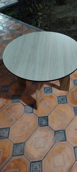 Новый круглый стол — для дома и офиса