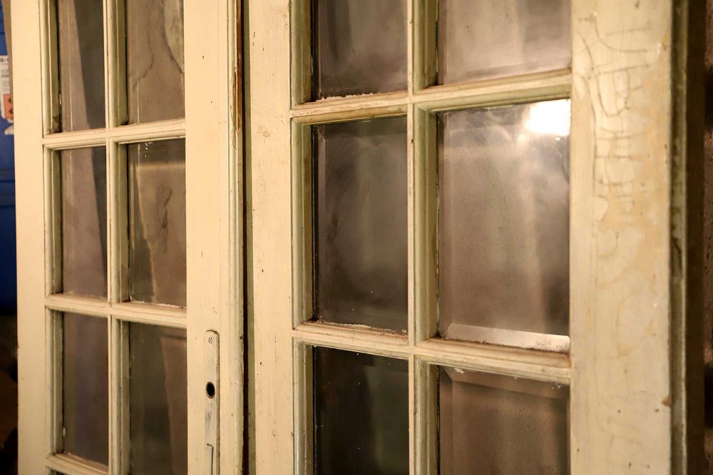 Usi vechi cu geamuri fatetate