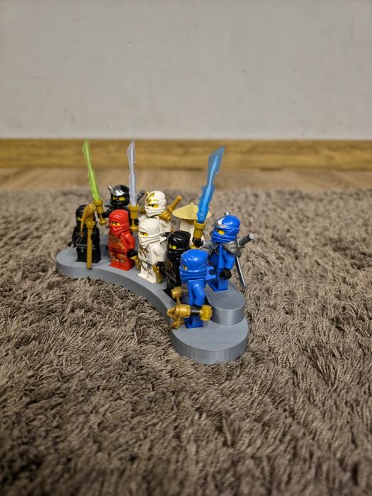 Vând stand pentru figurine lego