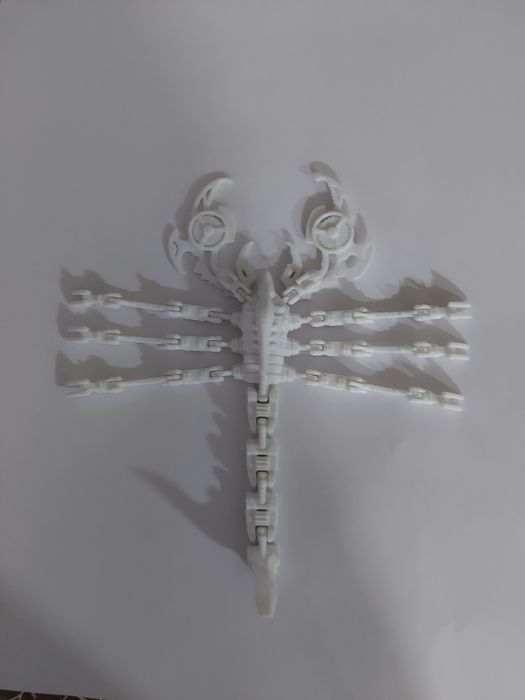 Скорпион белый цвет