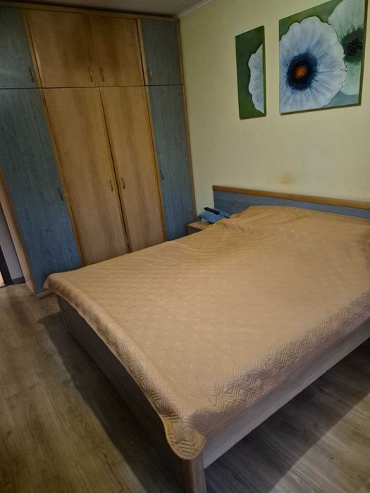 Спален комплектПродавам спален комплект в много добро състояние. Състоящо се от
гардероб, спалня със с нощни шкафчета и скрин .Размери на леглото 164/