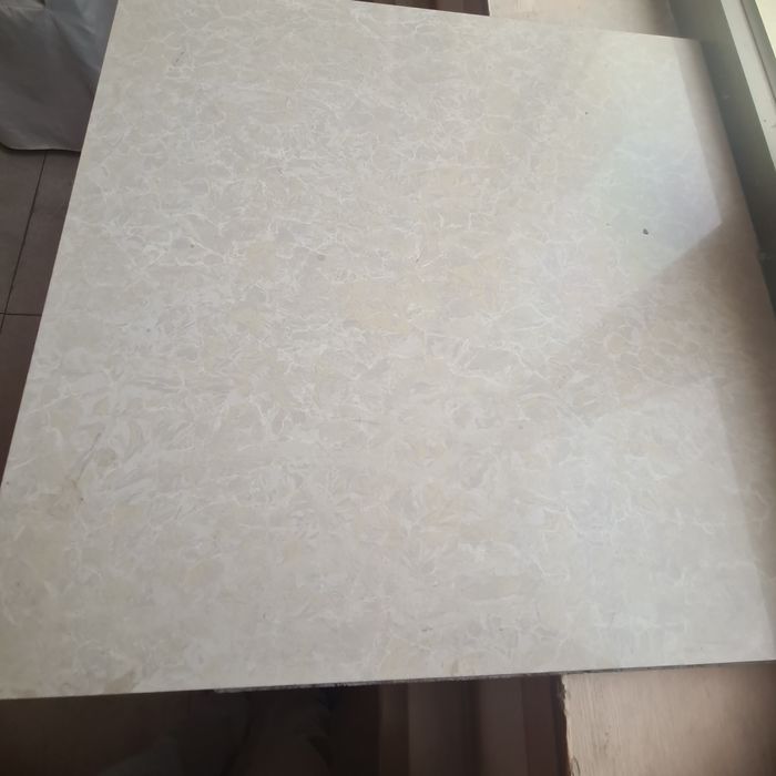 Kafel b/u sotiladi 0.60×0.60 xitoyniki juda zur holatda 500 kvt bor