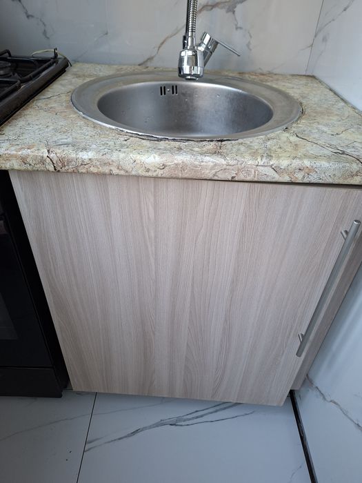 Продам компактную и практичную кухонную тумбу
