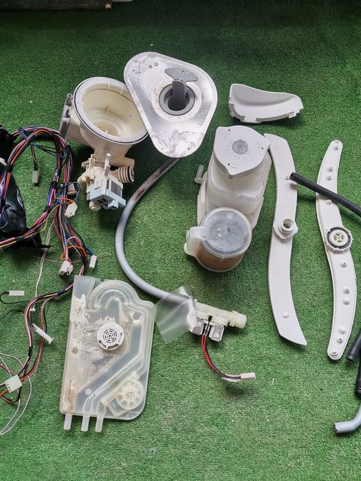 Съдомиялна за вграждане ARISTON li685 plus за части