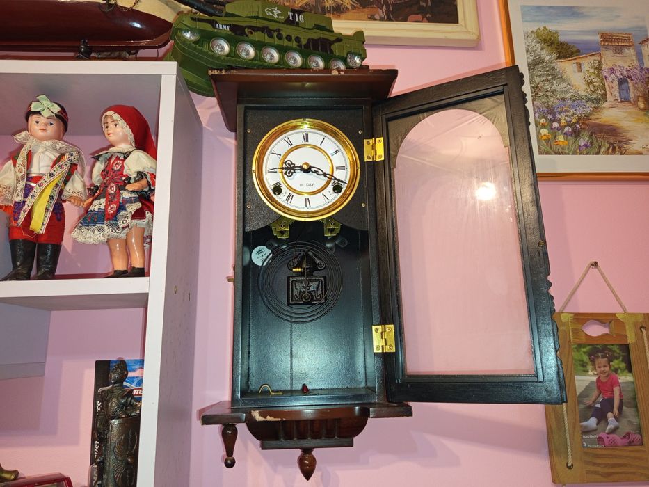 Ceas de perete vechi cu pendul,cutie din lemn masiv