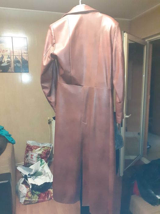 Vand palton din piele culoare maro plus o geaca de iarna culoqre bej