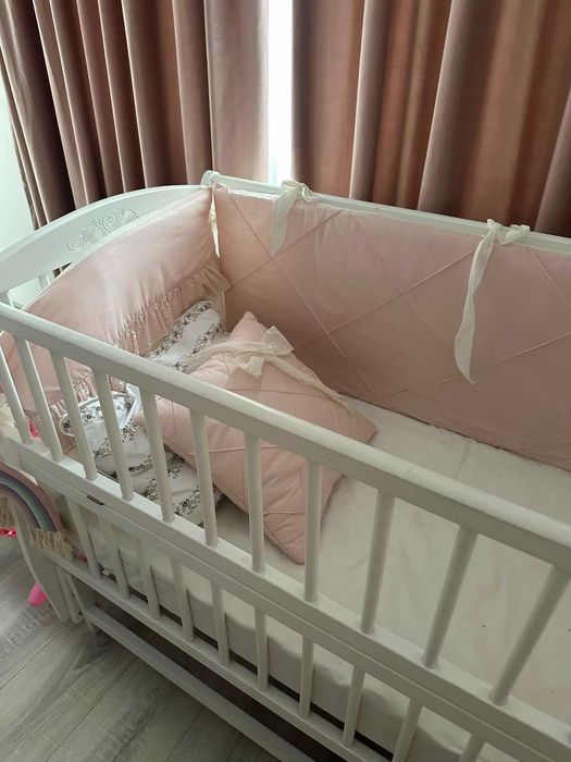 Pătuț bebe din lemn alb 125x70 cm, legănare, laterală mobilă + accesorii