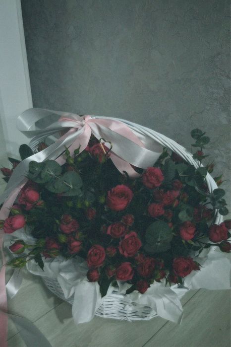 свежие цветы в корзине