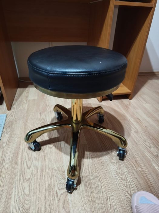 Scaun ajustabil cu roți.