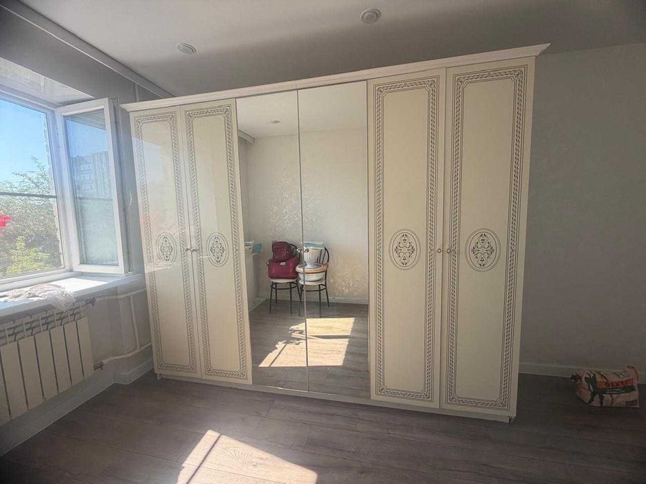 Продам шкаф с зеркалом