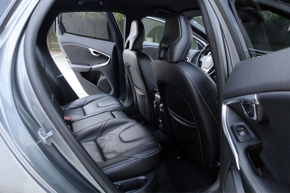 Volvo V40 - 2.0D // R-Design