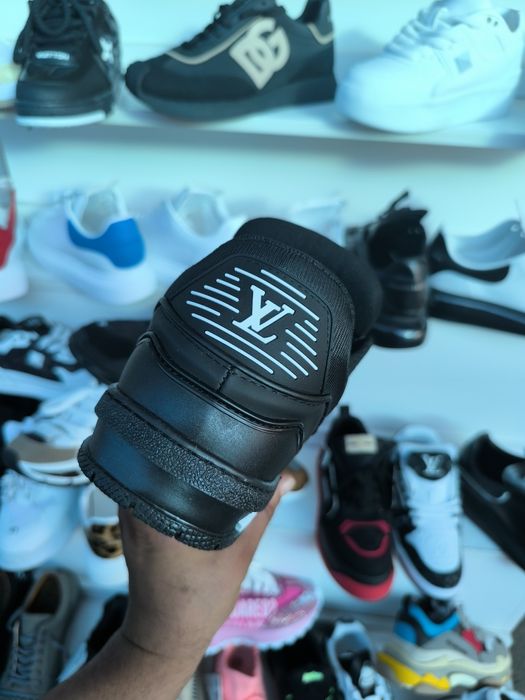 LV negru cu alb calitate premium super ofera lichidare stoc