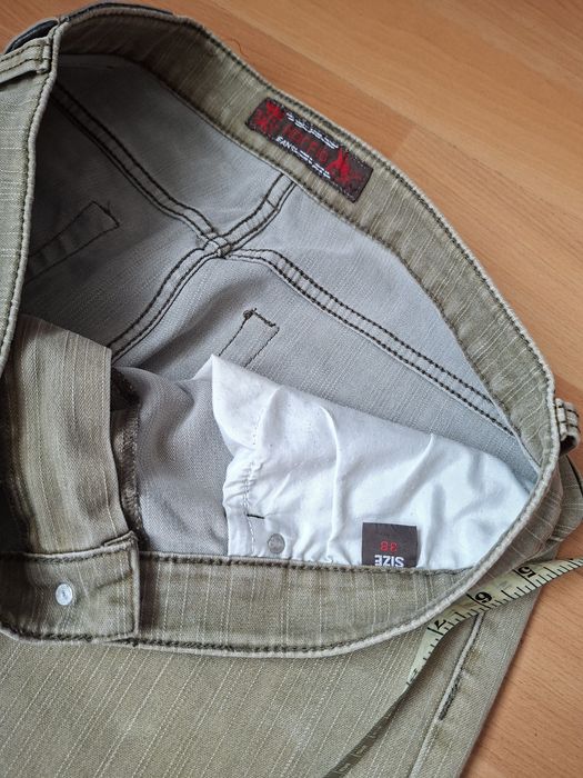 De vânzare pantaloni și tricou de bărbați in stare bună.
