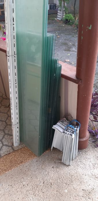Стъклени рафтове за обзавеждане на магазин около 25 кв.метра.