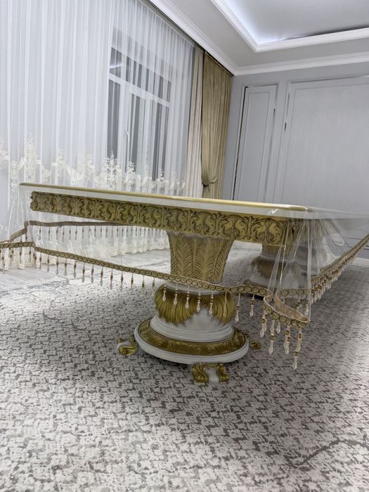 Стол   4  метра