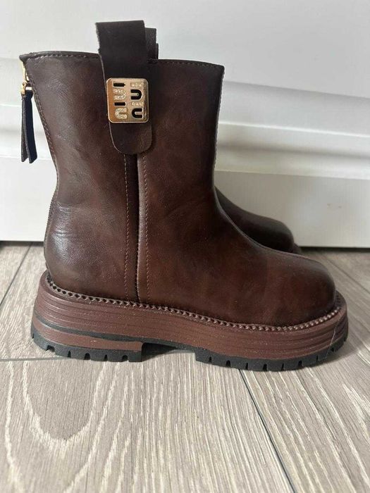 Продам женские ботинки