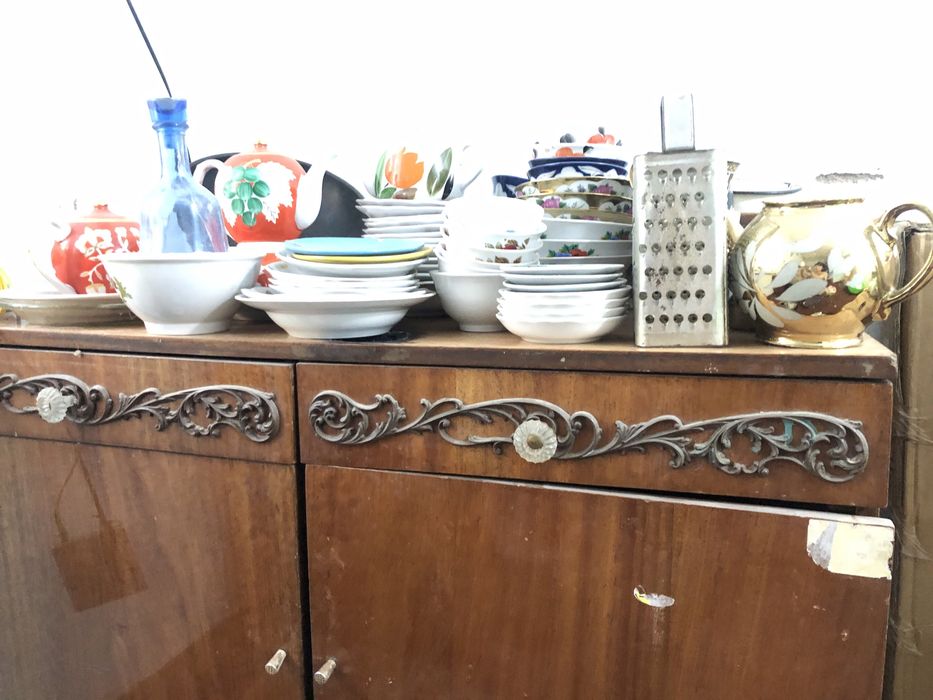 Продам посуду и тумбу