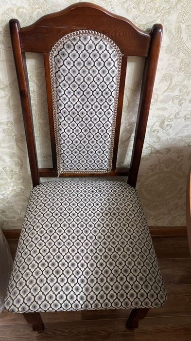 Продам гостинный стол со стульями