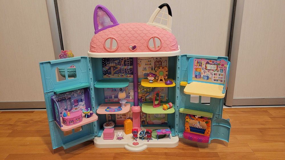 Casuta Gabby's Dollhouse originala de jucarie canta, cu 3 camere amenajate lift include papusa Briosel, Matisor, Bebe Cutiuta Pernmat, Dj Mat Pisirena