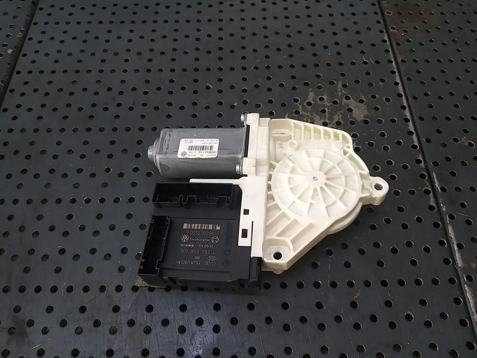 Motoras macara dreapta fata vw passat b6 992729105 1k0959792l 980852113 1k0959702p