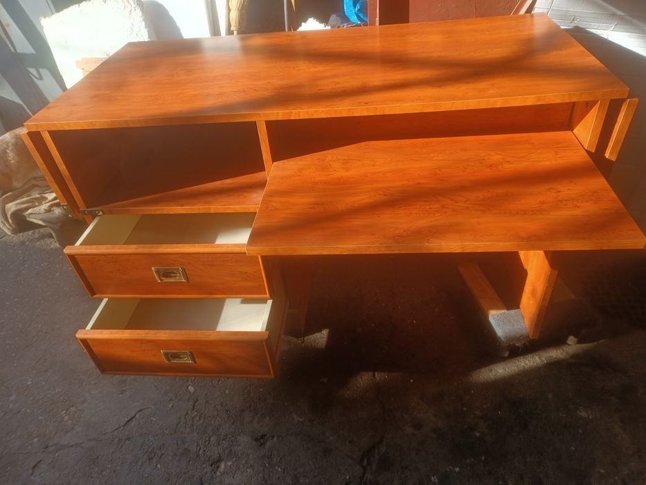 Cuier,scaune,  rame tablouri, birou