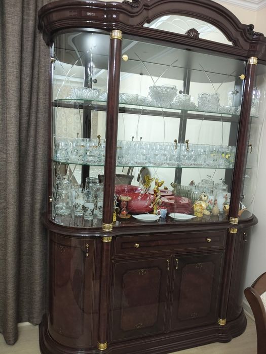 Продам красивый сервант  в хорошем состоянии