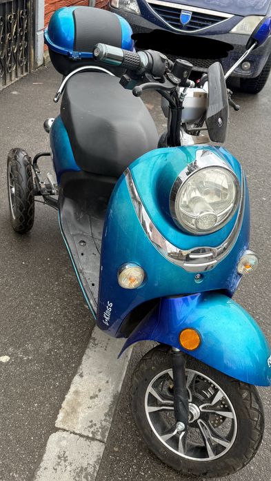 Triciclu electric cu trei roti