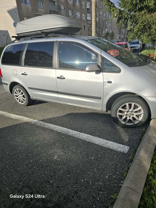 Volkswagen Sharan și barcă cu motor