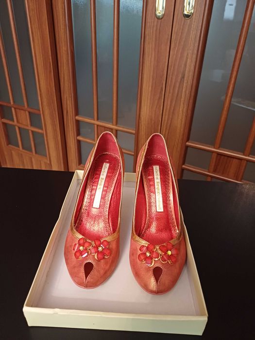 Женская обувь разная