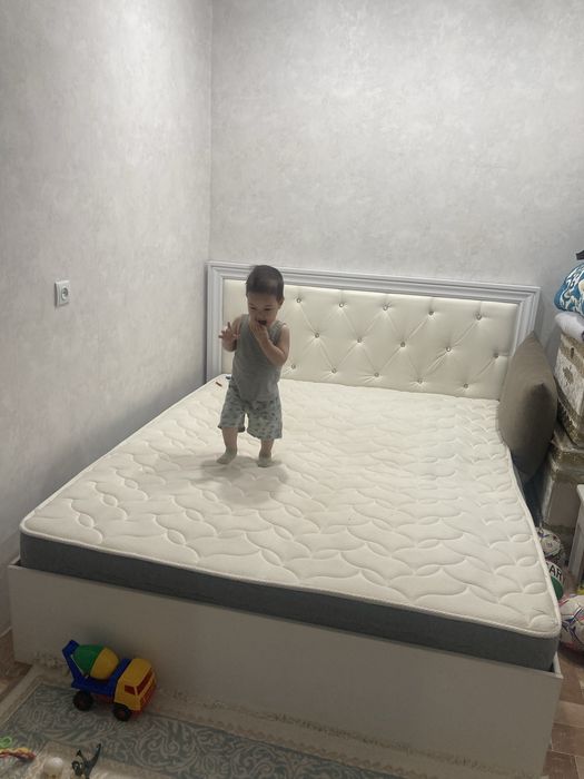 Кровать с матрасом вместе